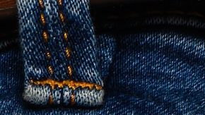 Dinero de bolsillo de 100 dólares, en el bolsillo de los vaqueros, billetes de 100 dólares.