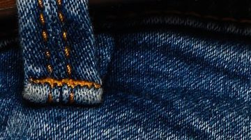 Dinero de bolsillo de 100 dólares, en el bolsillo de los vaqueros, billetes de 100 dólares.