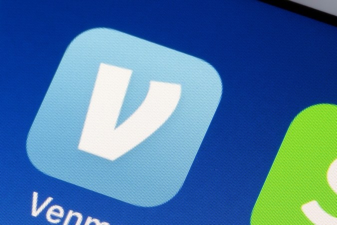Comparación de la aplicación Venmo con Cash App en la pantalla de un iPhone.