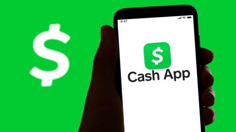 El logotipo de la aplicación de banca y pagos en línea Cash App se ve en la pantalla de un teléfono móvil.