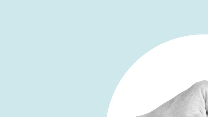 Collage de mano acercando una moneda a un foco representando un cheque de estímulo para facturas de electricidad.