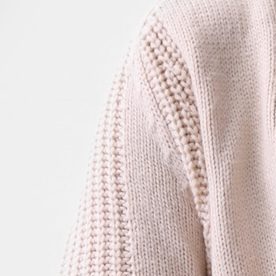 Mujer embarazada rodeada de dólares que caen del cielo, representando un cheque de estímulo.