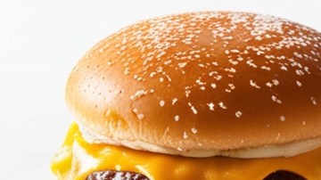 Variedad de comida rápida sobre una mesa blanca.