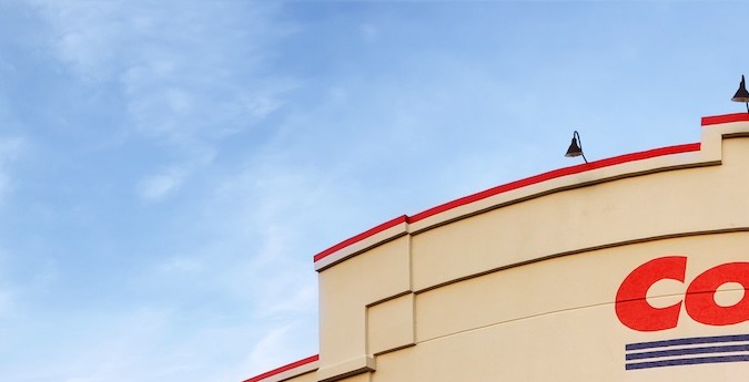 Vista panorámica de la tienda Costco Wholesale al atardecer.
