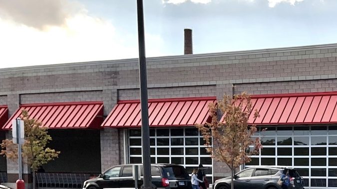 Tienda Costco con carrito de compras en Chicago.