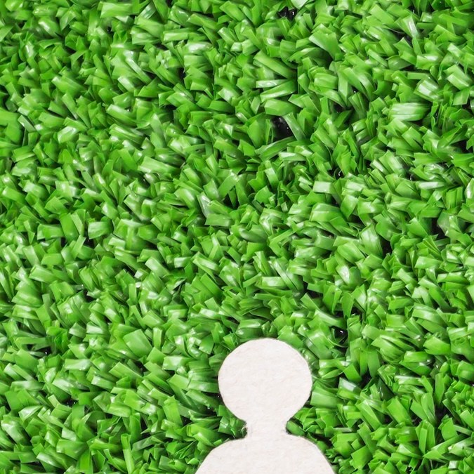 Símbolo abstracto de familia sobre fondo de hierba verde sobre una base de dinero de 100 dólares.