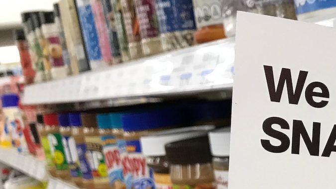 Interior de una tienda minorista en California que muestra su participación en el programa SNAP.