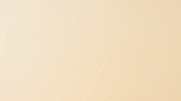 Cupones de comida rodeados de alimentos saludables sobre una mesa de madera.