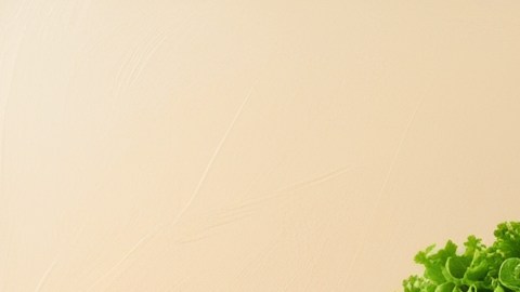 Cupones de comida rodeados de alimentos saludables sobre una mesa de madera.