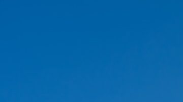 Cartel de Arby's con cielo azul de fondo en las cataratas del Niágara, Canadá.