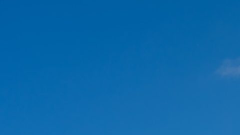 Cartel de Arby's con cielo azul de fondo en las cataratas del Niágara, Canadá.