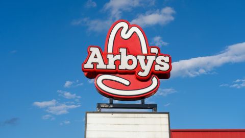 Cartel de Arby's con cielo azul de fondo en las cataratas del Niágara, Canadá.