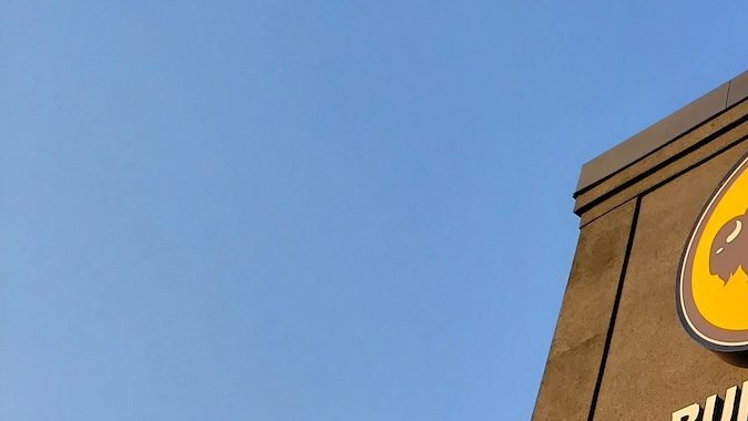 Fachada de un restaurante Buffalo Wild Wings.