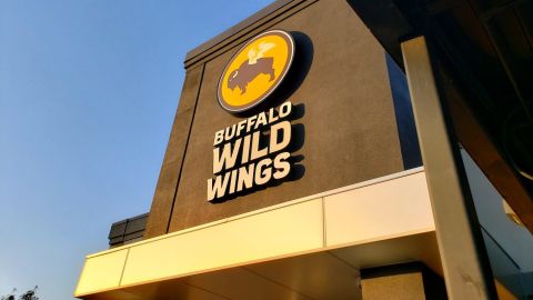 Fachada de un restaurante Buffalo Wild Wings.