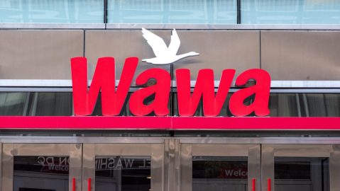 Letrero en la entrada de la tienda de conveniencia Wawa en el centro de Washington.