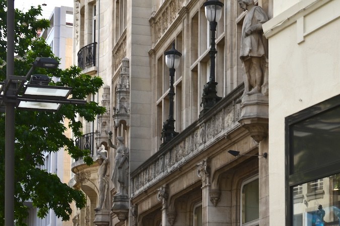turistas o clientes paseando frente a Foot Locker, la marca internacional de zapatillas, ropa y accesorios más moderna en el Meir de Amberes.
