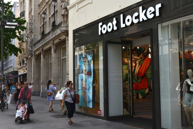 turistas o clientes paseando frente a Foot Locker, la marca internacional de zapatillas, ropa y accesorios más moderna en el Meir de Amberes.