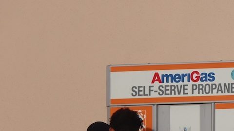 Clientes intercambiando su tanque de propano AmeriGas en una tienda de Home Depot.