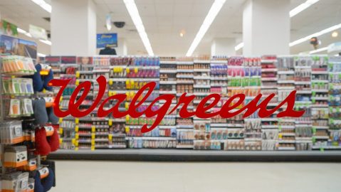 Tienda Walgreens de noche.