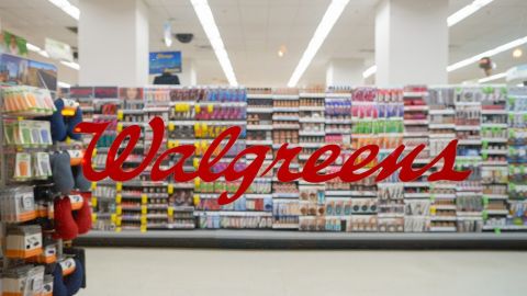 Tienda Walgreens de noche.