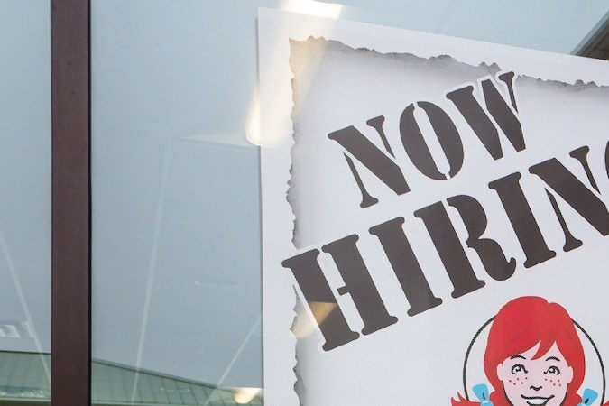 Cartel de "Ahora contratando" en el restaurante Wendy's en los Estados Unidos.