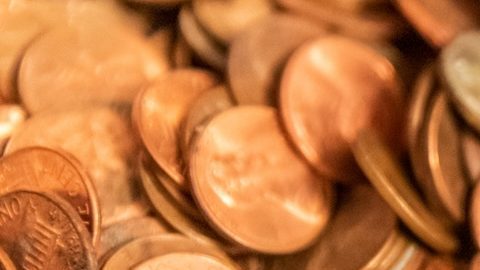 Montón de monedas de 1 centavo de Estados Unidos.