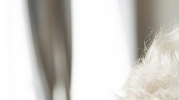 Un marido y una mujer maduros y angustiados de 60 años se sientan a la resolver su medicare.