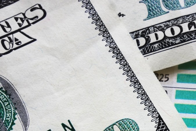 Números de tarjeta de seguridad social, dinero y gráficos.