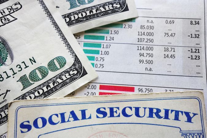 Números de tarjeta de seguridad social, dinero y gráficos.