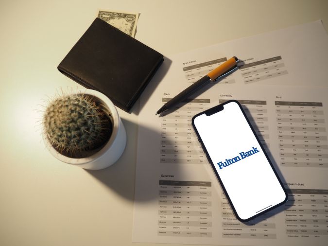 Imagen del logo de Fulton Financial en un teléfono inteligente.