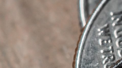 Fotografía de un grupo de monedas de diez centavos estadounidenses.