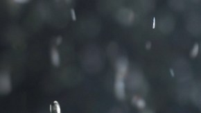 Pancakes en un plato sobre una mesa.