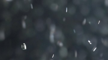 Pancakes en un plato sobre una mesa.