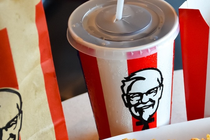 Comida y bebidas de KFC sobre la mesa.