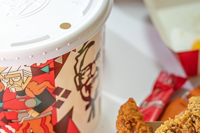 Alimentos de KFC sobre la mesa.