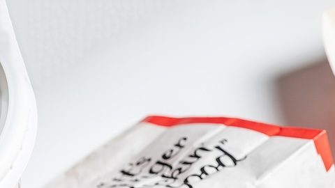 Manos se acercan para tomar una pieza de pollo de KFC.