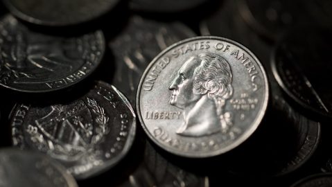 Grupo de monedas de cuarto de dólar.