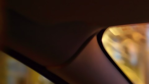 Conduciendo un coche de noche.