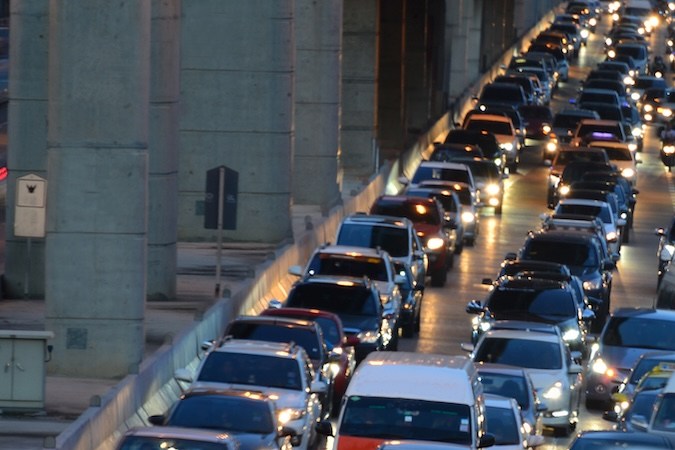 Carril para vehículos de alta ocupación utilizado en horas punta.
