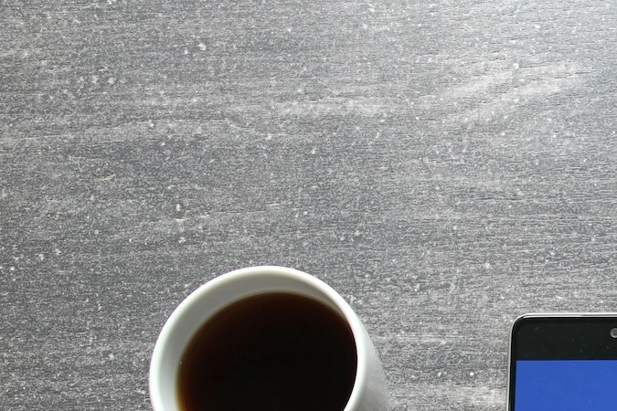 Aplicación de Walmart en teléfono inteligente junto con tarjeta de crédito.