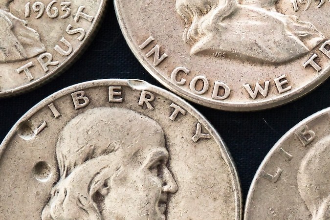 Filas de monedas de medio dólar de Franklin (monedas estadounidenses).