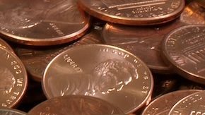 Gran pila de brillantes centavos Lincoln estadounidenses.