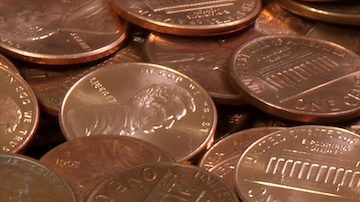 Gran pila de brillantes centavos Lincoln estadounidenses.