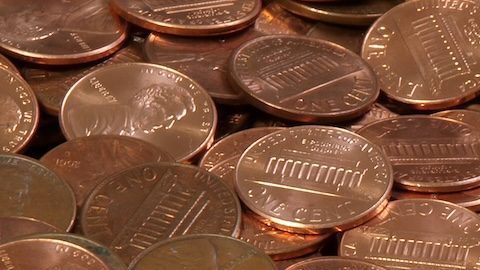Gran pila de brillantes centavos Lincoln estadounidenses.