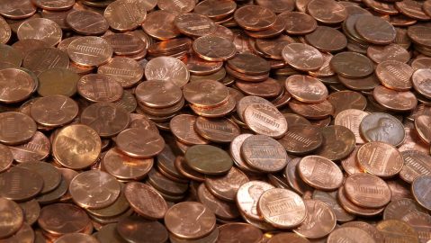 Gran pila de brillantes centavos Lincoln estadounidenses.