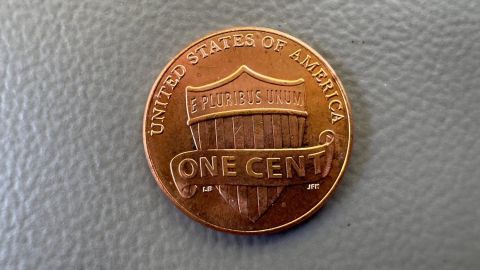 Moneda de un centavo Moneda estadounidense con fondo de cuero.