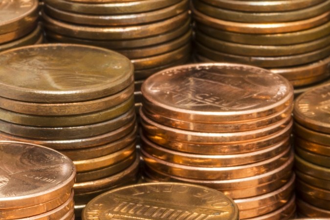 Pilas de centavos estadounidenses.