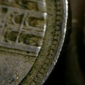 Moneda de un cuarto de dólar estadounidense con fondo de monedas diferentes de otros países.