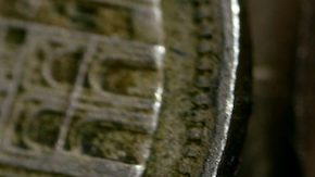 Moneda de un cuarto de dólar estadounidense con fondo de monedas diferentes de otros países.