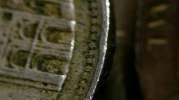 Moneda de un cuarto de dólar estadounidense con fondo de monedas diferentes de otros países.
